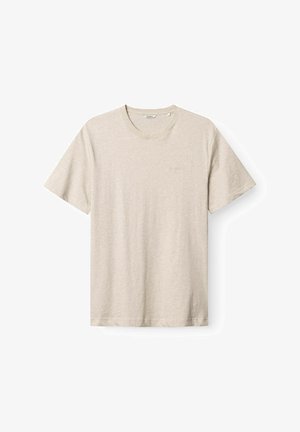 Beež lühikeste varrukatega ümara kaelusega t-särk, millel on peen tekstuur ja vasakul rinnal väike tikitud logo.