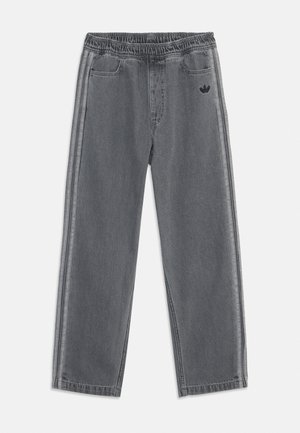 Graue Denim-Hosen mit einem elastischen Bund, zwei vorderen Taschen und schwarzen Seitenstreifen. Verfügt über ein kleines schwarzes Logo oben links.