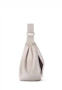Borsa in tessuto grigio chiaro con un design a pieghe unico, dotata di una robusta tracolla e di un compartimento con zip su un lato.