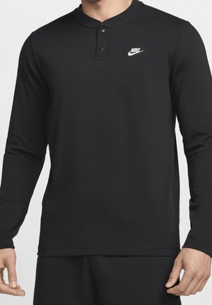Czarna koszulka henley z długim rękawem wykonana z gładkiej tkaniny, z trzema guzikami i małym, białym logo Nike na piersi.