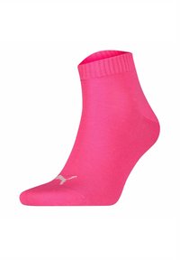 Rosa Sportsocke mit geripptem Bündchen, knöchellangem Design, glatter Textur und weißem Logodetail an der Zehe.