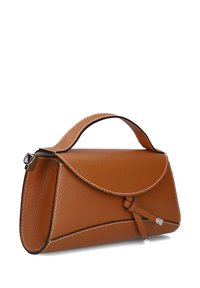 Bruine leren handtas met een gestructureerd ontwerp, gebogen klep, contrasterende witte stiksels en een klein, vooraanstaand gespdetail.