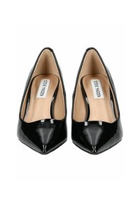 Le décolleté neri in pelle verniciata con punta affusolata presentano una finitura liscia e lucida e una soletta beige con il marchio "Steve Madden".