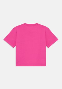 Tricou din bumbac roz cu mâneci scurte și guler rotund, având o textură fină și un design simplu, uniform. Vedere din spate prezentată.