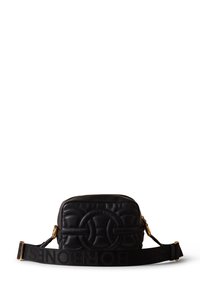 Borsa a tracolla nera in pelle con design trapuntato, hardware dorato e un ampio cinturino regolabile con marchio stampato. Forma rettangolare.