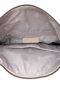 Interior gris de una bolsa con un bolsillo con cremallera y forro impreso con el logo. Cuenta con una cremallera texturizada y un bolsillo rectangular para la organización.