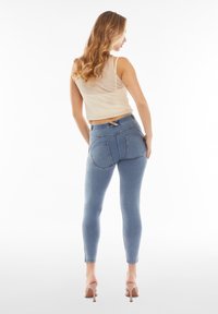 Freddy PUSH-UP - Skinny-Farkut - denim blu medio yellow seams