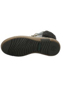 Botte en cuir noir avec une accent en fourrure, dotée d'une semelle en caoutchouc texturée et d'un petit logo sur le côté. La semelle présente un motif strié.