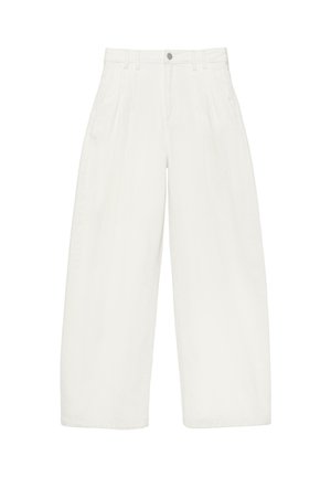 Białe spodnie z wysokim stanem i szerokimi nogawkami, z szlufkami na pasek, przednim guzikiem i bocznymi kieszeniami, prezentowane na jednolitym tle.