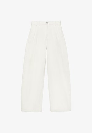 Biele nohavice s vysokým pásom a širokými nohavicami, s pútkami na opasok, predným gombíkom a bočnými vreckami, zobrazené na jednoduchom pozadí.