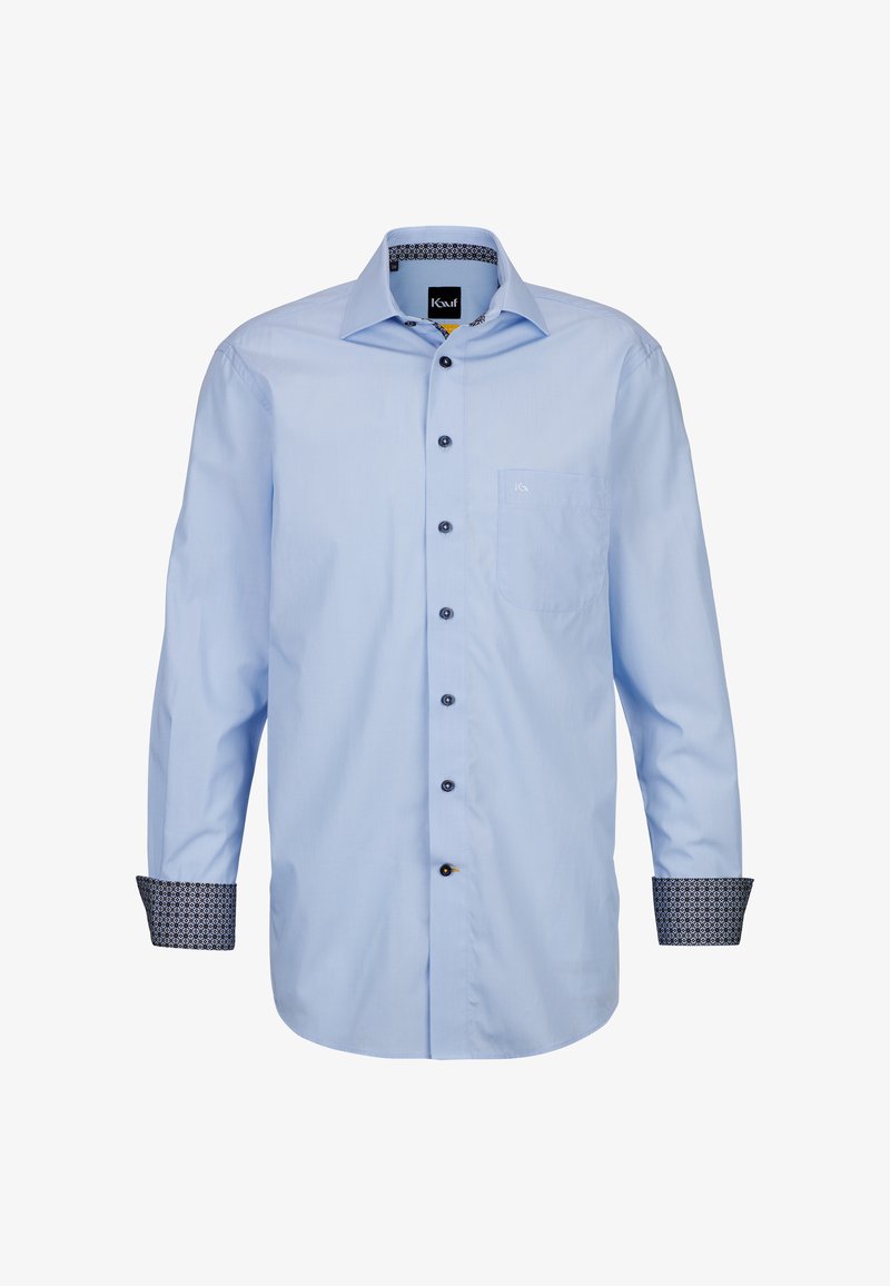 Camicia a maniche lunghe di colore azzurro chiaro in tessuto morbido, con taschino sul petto, bottoni scuri e dettagli stampati in blu scuro sui polsini.