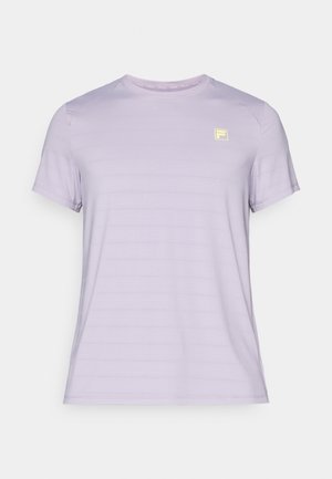 Lys lilla t-skjorte med kort erme og subtile horisontale striper. Har en liten gul logo på brystet. Myk, pustende stoff.