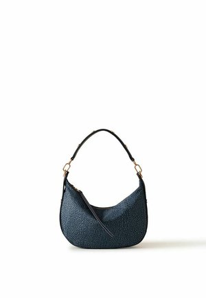 Sac à main bleu texturé avec une poignée courte noire et des ferrures dorées, présenté sur un fond blanc.