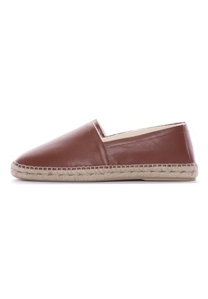 Espadrille de cuero marrón con suela plana, detalles de cuerda de yute alrededor del borde y un diseño suave y minimalista.