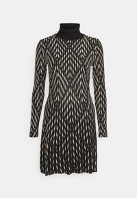 Robe à col roulé à manches longues avec un motif géométrique noir et beige, taille cintrée et jupe évasée sur fond blanc.