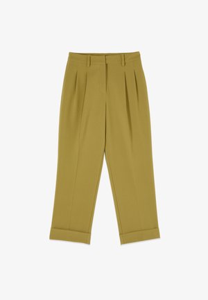 Kalhoty s vysokým pasem v olivově zelené barvě s řasami, poutky na pásek, manžetami a skrytým předním zapínáním.