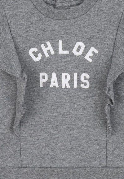 Grijze sweatshirt met witte "CHLOE PARIS" letters, met textuur ruffle accenten op de schouders en een zachte, comfortabele stof.