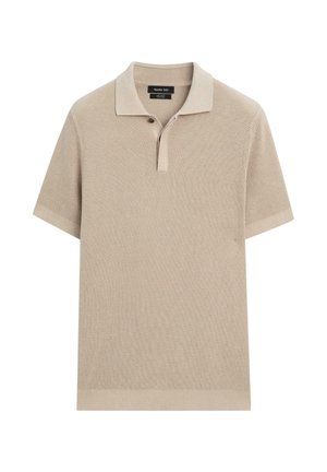 Polo beige a maniche corte con design a maglia strutturata, colletto piatto e abbottonatura a tre bottoni. Orlo dritto con bordi a coste.