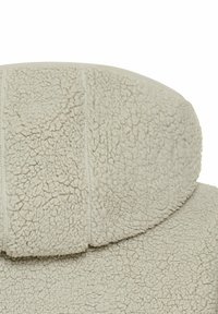 Zachte beige nekkussen met een gestructureerd, harig oppervlak; afgeronde randen en gestikte details creëren een gezellige, wolkachtige uitstraling.