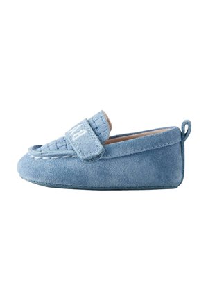 Modrá semišová detská topánočka s pásikom na suchý zips a vyšitou výšivkou, bočný pohľad na bielom pozadí.