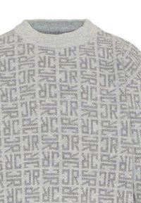 Maglione grigio a maglia con un collo alto, caratterizzato da un motivo geometrico ripetuto di un grigio leggermente più scuro. Tessuto morbido e peso medio.
