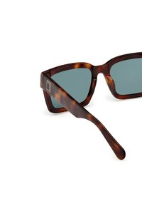 Ochelari de soare cu model broască țestoasă maro și lentile albastre; rame dreptunghiulare și brate groase cu un logo pe lateral. Textură netedă.