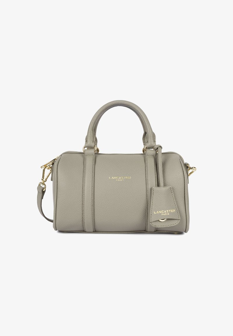 Sac à main en cuir gris Lancaster Paris avec deux poignées, bandoulière amovible et garnitures dorées, présenté sur un fond blanc.