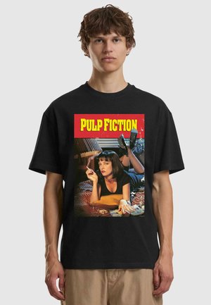 T-shirt in cotone nero con stampa grafica di una donna con una sigaretta e il testo "PULP FICTION" in giallo su sfondo rosso.