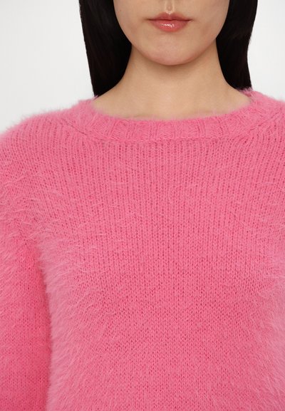 Suéter rosa esponjoso con un escote redondo, que presenta una textura suave y un corte ligeramente holgado para mayor comodidad.