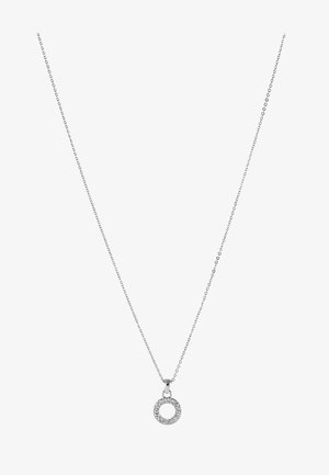 Collier en chaîne argentée avec un petit pendentif circulaire incrusté de pierres claires et scintillantes, sur un fond blanc.