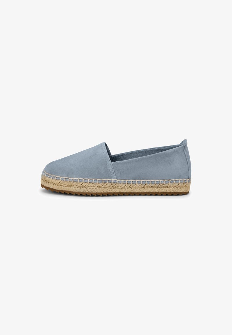 Hellblauer Espadrille-Schuh aus Wildleder mit gewebter Jute-Sohle und Gummiprofil, Schlupf-Stil, seitliche Ansicht auf weißem Hintergrund.