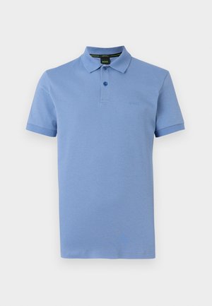 Jasnoniebieska polo z krótkim rękawem, z dwoma guzikami, prążkowanym kołnierzykiem i mankietami oraz subtelnym haftowanym logo na piersi.