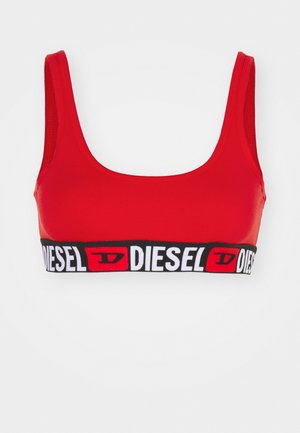 Brassière rouge en tissu lisse avec un décolleté carré. Comprend une bande logo noire et blanche contrastante avec le texte "DIESEL".