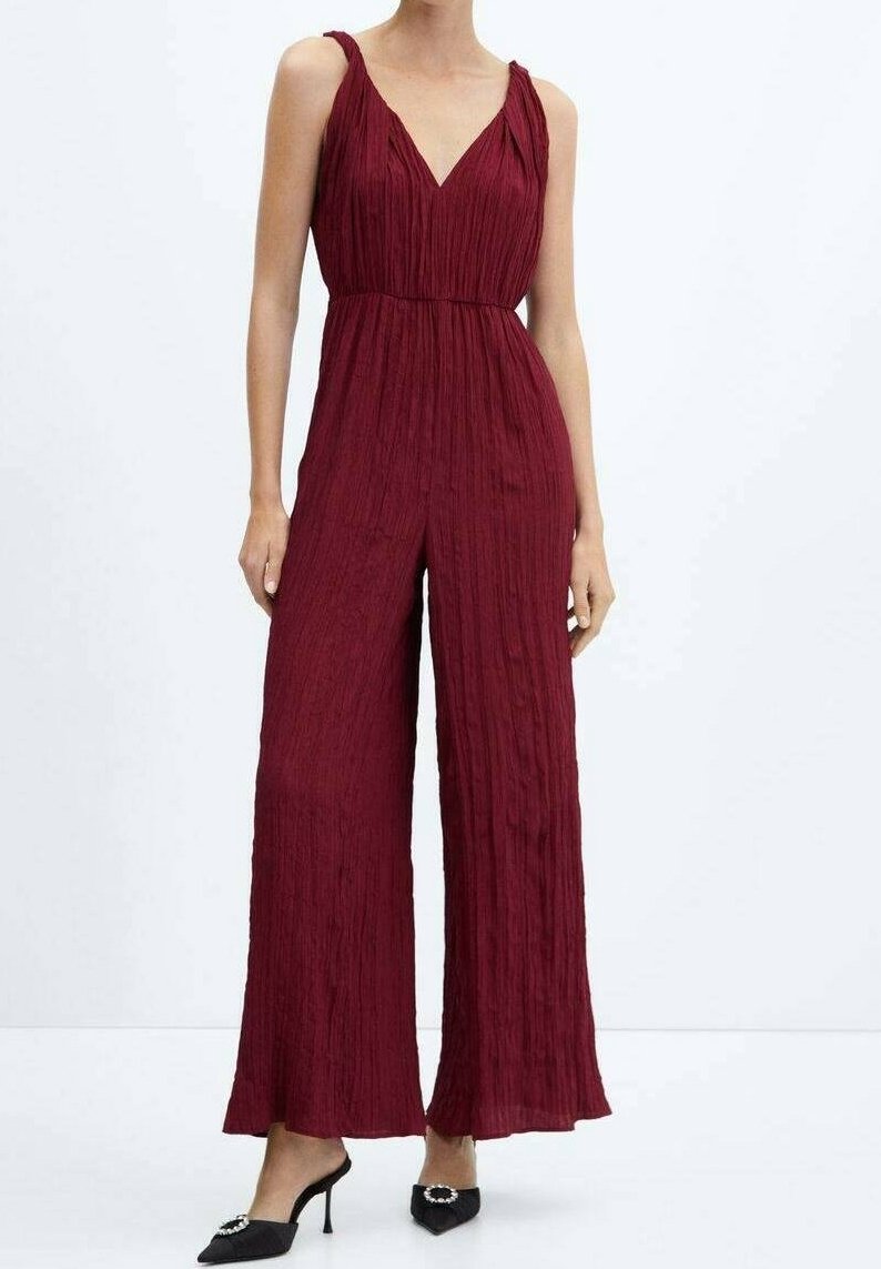 Combinaison bordeaux à texture froissée, col en V et jambes larges. Dotée de fines bretelles et d'un corsage ajusté.