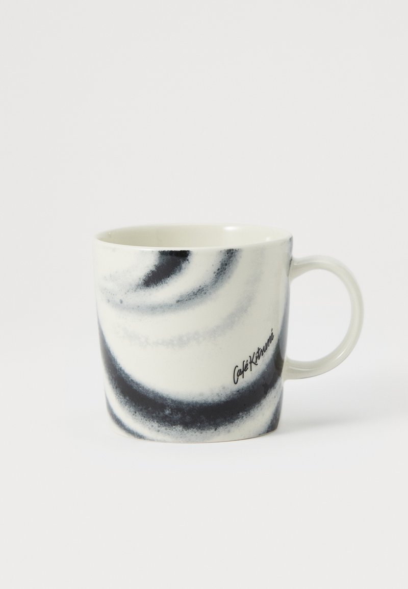 Taza de cerámica con forma curva; presenta un patrón en espiral en blanco y negro y un asa robusta; nombre de la marca impreso en negro.
