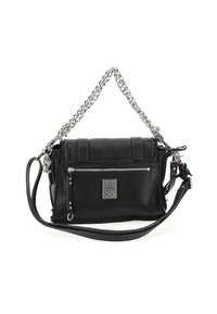 Crna kožna torba s remenom od srebrnog lanca, prednjim zip džepom i metalnom oznakom. Ima dvije opcije nošenja i elegantan dizajn.