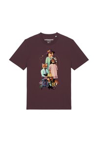 Bordeaux katoenen T-shirt met een illustratie van antropomorfe vossen en kinderen in vintage kleding, met bloemaccenten en een speelse uitstraling.