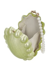 Zelená texturovaná tvrdá peněženka s vroubkovanými okraji, vnitřní béžová podšívka a odnímatelný řetízek s perličkami. Uzavírání na magnetickou sponu.