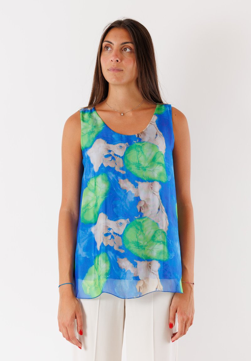 Top in satin con una sfondo blu e motivi di foglie di ninfea verdi con accenti floreali color crema. Scollatura a girocollo e silhouette fluente.