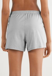 Grijze katoen shorts met een elastische tailleband, een gladde textuur en een eenvoudig ontwerp met een relaxte pasvorm en afgewerkte randen.