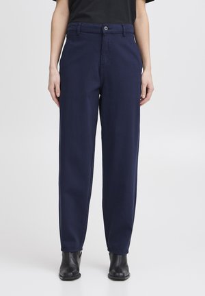 Pantaloni blu navy in cotone, con una vestibilità classica, tasche frontali, chiusura con bottone e una texture liscia.