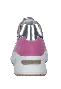Lyserøde og beige sneakers med sølvaccent ved hælen, skulptureret hvid sål samt teksturerede materialer i ruskind og mesh.