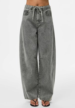 Grå vida jeans med hög midja, dragsko och subtilt blekt mönster. Har fickor fram och en avslappnad passform.