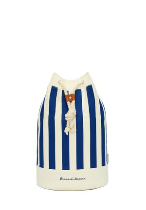 Blauw-witte verticale gestreepte trekkoordtas met dikke witte touw en leren sluiting met lipje, met "Gassard Amante" geborduurd aan de onderkant.