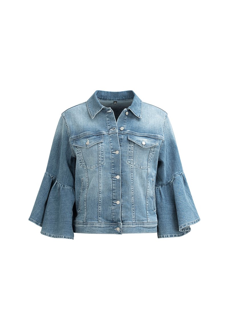 Jeansjacke in Hellblau mit langen Glockenärmeln, zwei Brusttaschen und einem Knopfverschluss vorne. Strukturierter Stoff mit rohen Kanten.