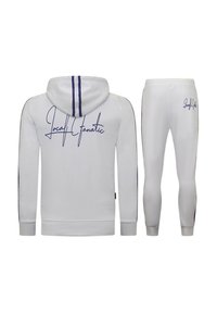 Witte sportoutfit bestaande uit een hoodie met een blauw gestreepte capuchon en bedrukte tekst op de achterkant, gecombineerd met een aansluitende broek met bijpassend logo.