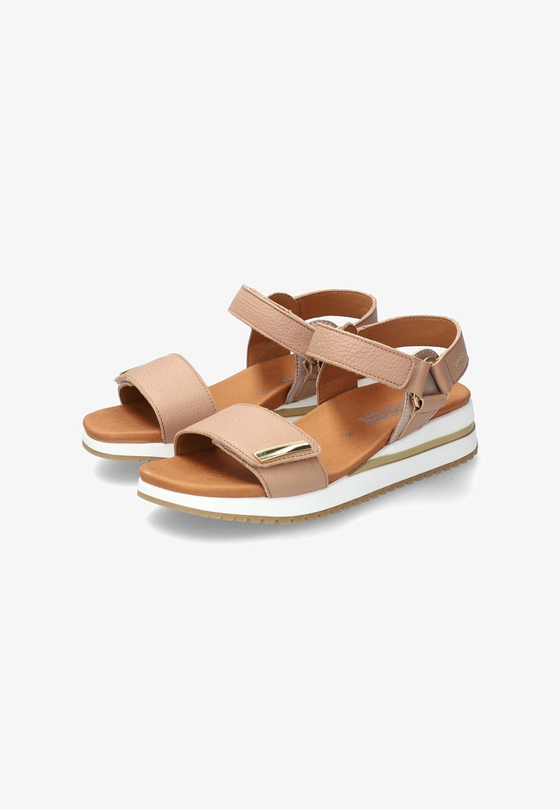 Sandales en cuir beige avec deux larges lanières sur le pied, sangle de cheville réglable et semelle en plateforme blanche. Comprend un accent métallique.