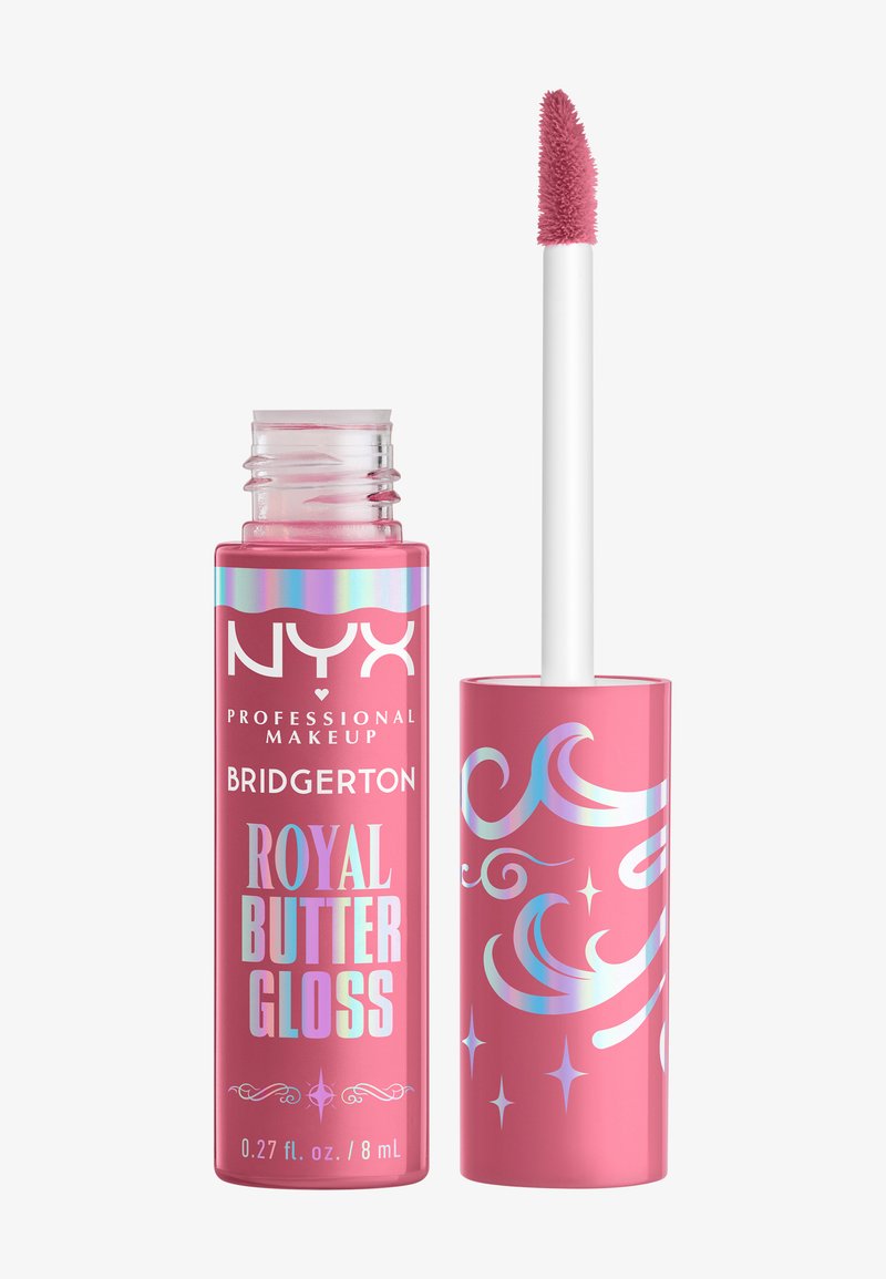 Gloss Royal Butter de NYX dans un tube rose avec des accents irisés. Doté d'un applicateur incliné et de motifs tourbillonnants décoratifs sur le capuchon.