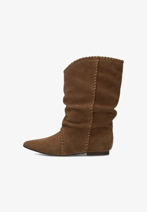 Bota de ante marrón hasta media pantorrilla con parte superior redondeada, detalle de costura al látigo a lo largo de las costuras y suela plana con pequeño tacón.