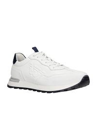 Sneaker atletico bianco con pelle testurizzata, accento blu sul tallone, suola spessa e linguetta imbottita. Presenta chiusura con lacci e dettaglio del logo sul lato.